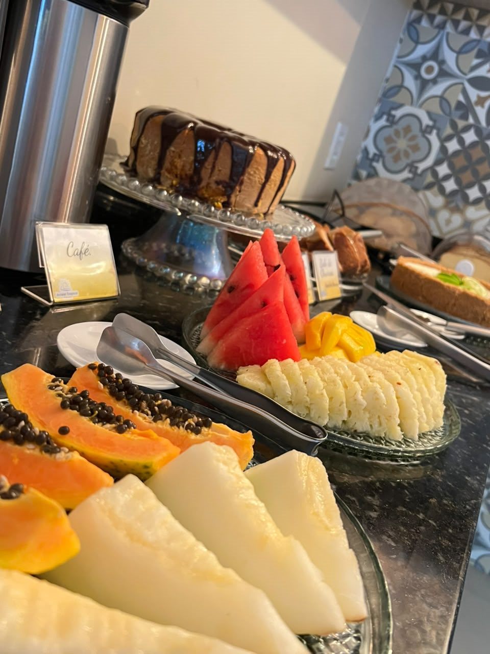 Mesa de frutas frescas do café da manhã da pousada